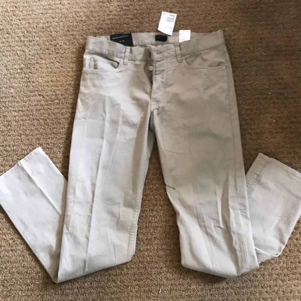 Men’s slim fit light weight pants.